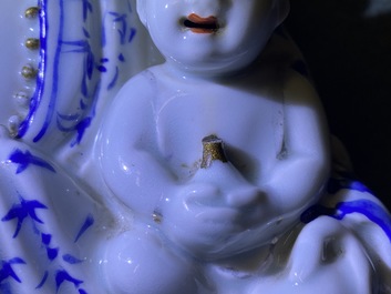 Trois figures en porcelaine de Chine famille rose et verte, 19/20&egrave;me